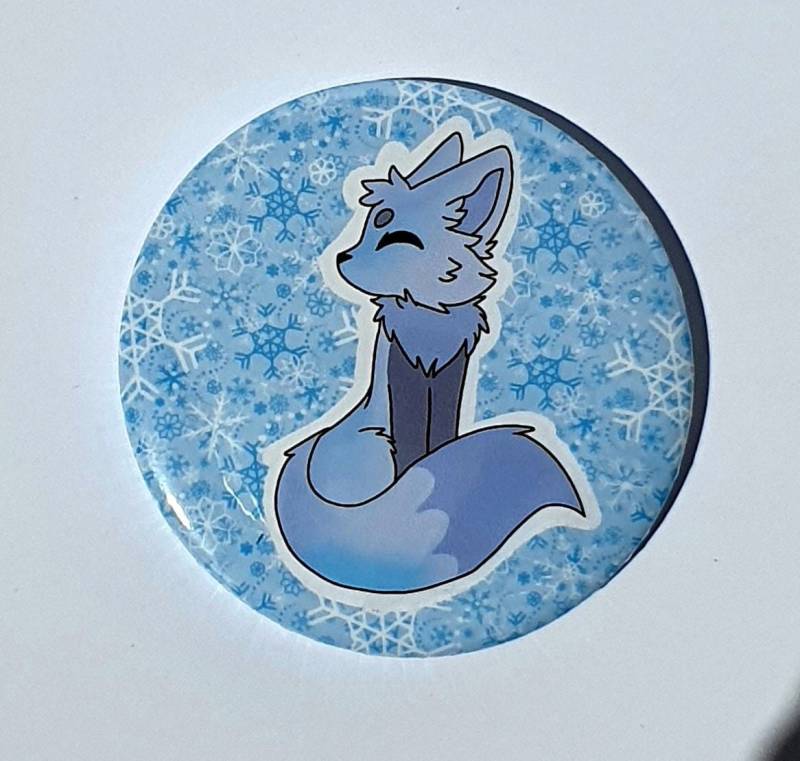 Furry Polarfuchs Badge Pin - Süßer Button Mit 58mm Durchmesser Und Sicherheitsnadel Auf Der Rückseite von SilberzahnCreations