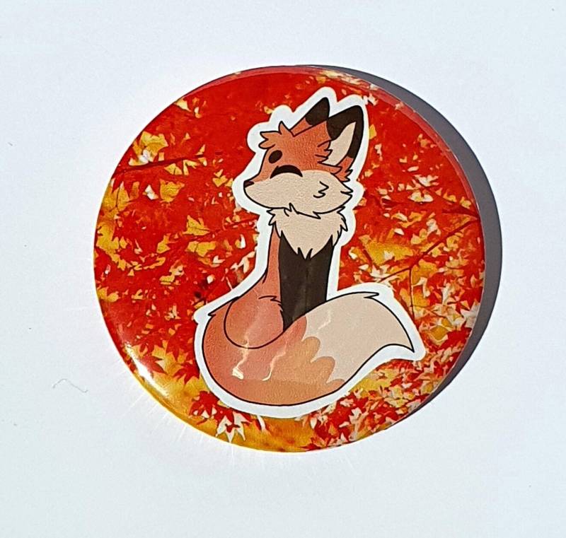 Furry Rotfuchs Badge Pin - Süßer Button Mit 58mm Durchmesser Und Sicherheitsnadel Auf Der Rückseite von SilberzahnCreations