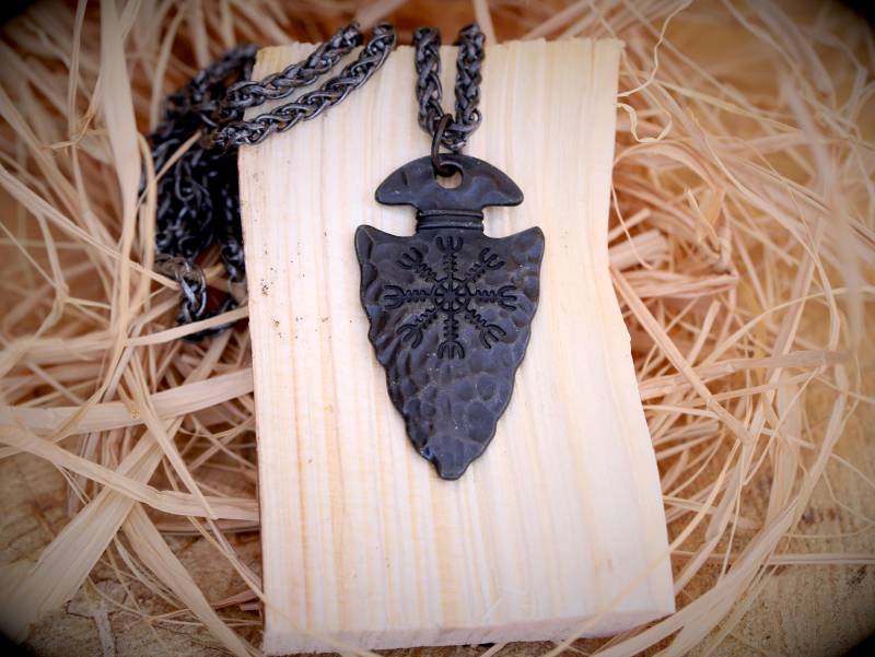 Vegvisir Kette "Arrow Head" - Rustikal Geschmiedet Mit Metallkette von SilentBushcraft