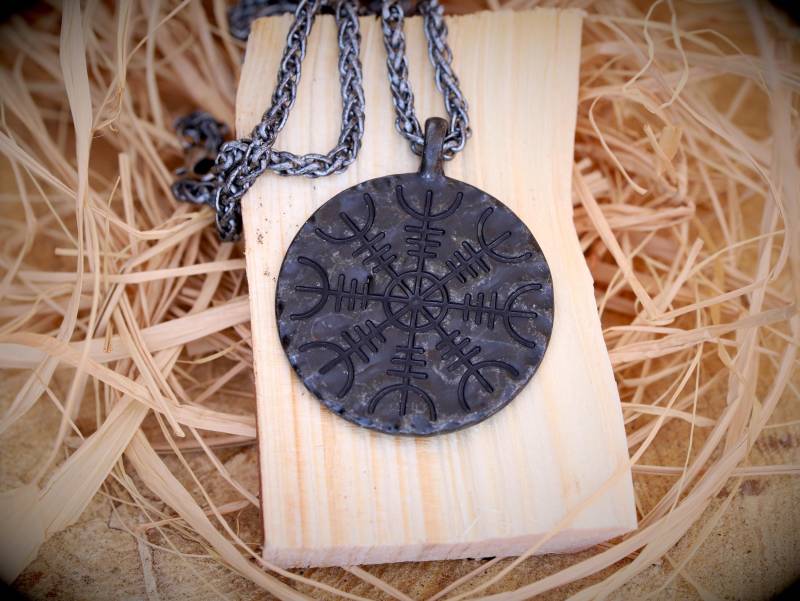 Vegvisir Kette "Thaler" - Rustikal Geschmiedet Mit Metallkette von SilentBushcraft