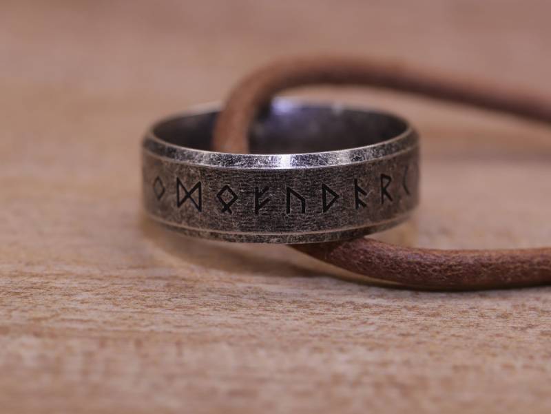 Wikinger-Halskette „Odin-Ring" Mit Allen 24 Futhark-Runen An Einem Lederband von SilentBushcraft