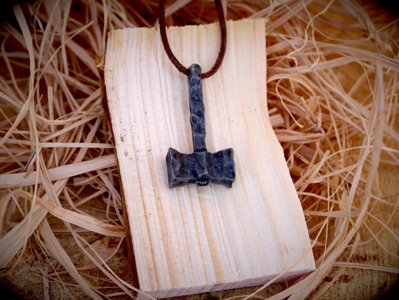 Wikinger Kette Mjölnir - Thors Hammer, Rustikal Geschmiedet Mit Verstellbarem Lederband Wikinger Kette Mjölnir - Thors Hammer, Rustikal Geschmiedet Mit Verstellbarem Lederband von SilentBushcraft