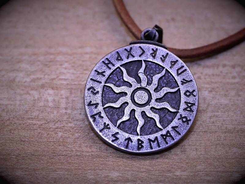 Wikinger-Kette "Schwarze Sonne" Mit Allen 24 Futhark Runen Am Lederband von SilentBushcraft