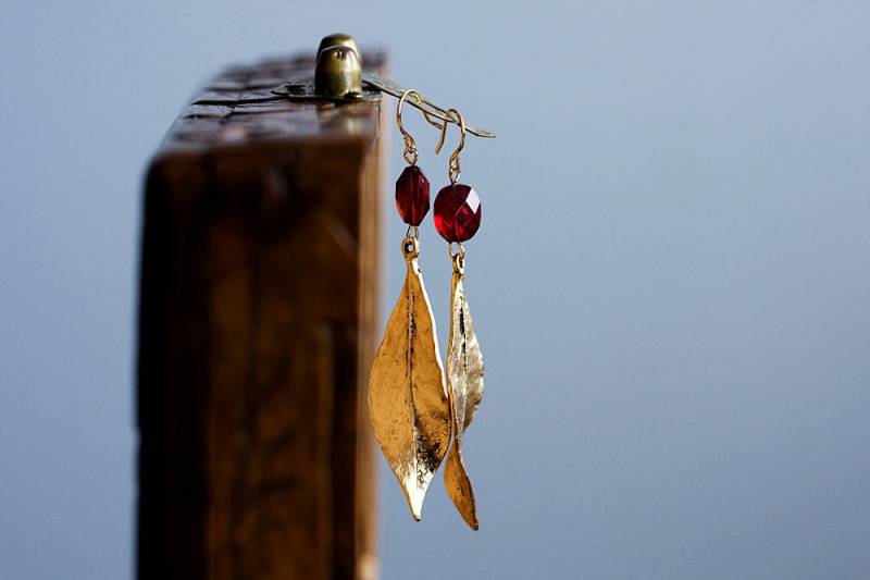 Blattgold Baumeln Ohrringe - Rubinrote Perlen, Naturschmuck E311 von SilentRoses