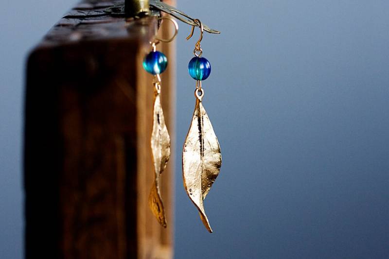 Vergoldete Blatt-Ohrringe - Ozean-Blau-Perlen, Weiblicher Schmuck E312 von SilentRoses