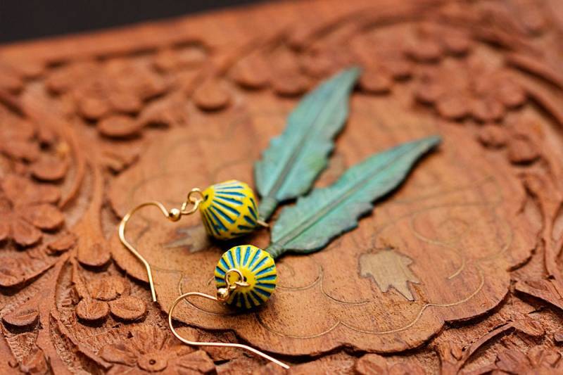 Boho Feder Ohrringe - Türkis Patina, Gestreifte Perlen E337 von SilentRoses