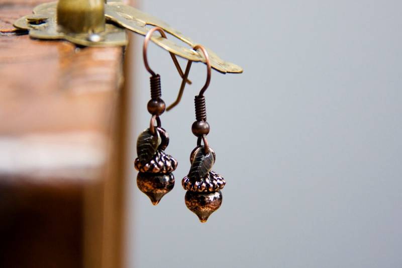 Braune Eichel Ohrringe Nuss Kleine Blatt Waldschokobraun - E254 von SilentRoses