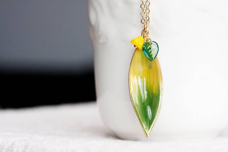 Emaille Blatt Anhänger Halskette - Gelbe Blume, Nature Jewelry N275 von SilentRoses