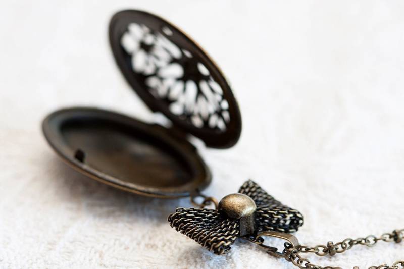 Floral Filigrane Medaillon Halskette Vintage Spitze Locket Antiqued Bogen Lange Kette - N114 von SilentRoses