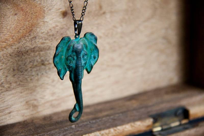Grünspan Elefant Halskette Patina Glücksbringer Schmuck Tier Anhänger - N282 von SilentRoses