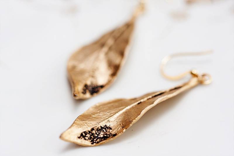 Herbst Blatt Ohrringe Antiqued Blattgold Einfache Fallen Blätter Anhänger Baumeln Schmuck - E099 von SilentRoses