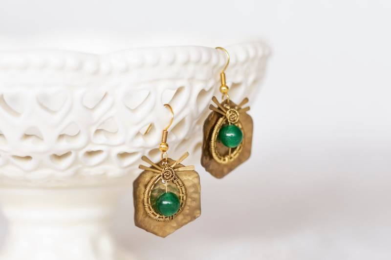 Boho Grüne Perlen Ohrringe - Messing Sechseck Anhänger E362 von SilentRoses