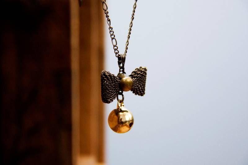 Jingle Bell Bogen Halskette Antiqued Bronze Filigrane Gold Geschenk Für Sie - N313 von SilentRoses