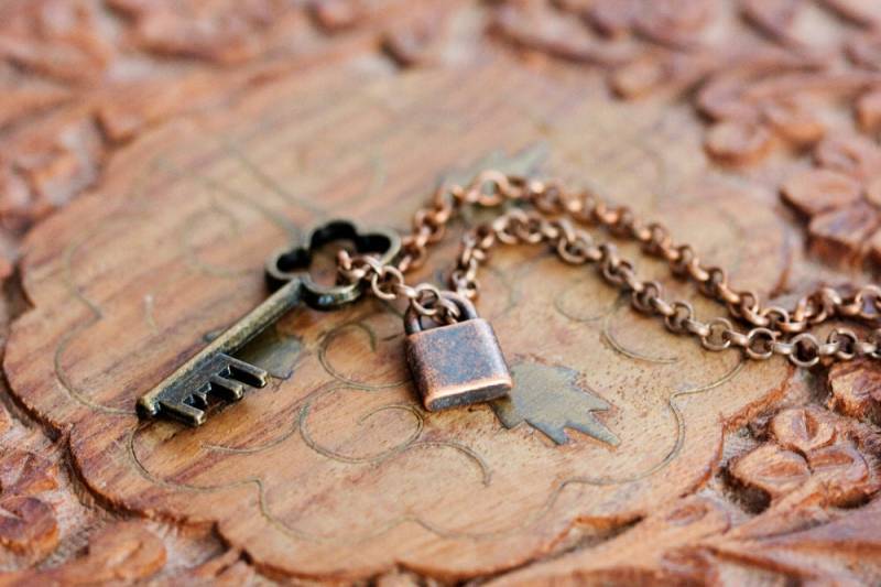 Kleeblatt Schlüssel & Schloss Halskette - Antiqued Bronze Charm Schmuck N338 von SilentRoses