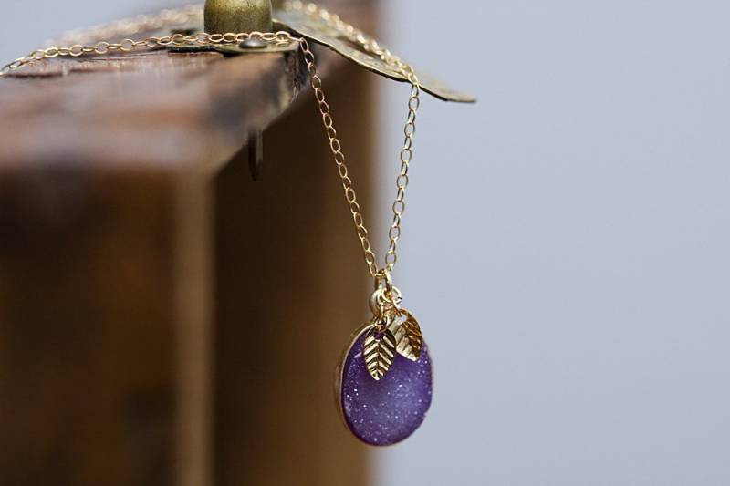 Vergoldete Halskette Mit Lavendelfarbenem Druzy Kristallblatt Anhänger - N354 von SilentRoses