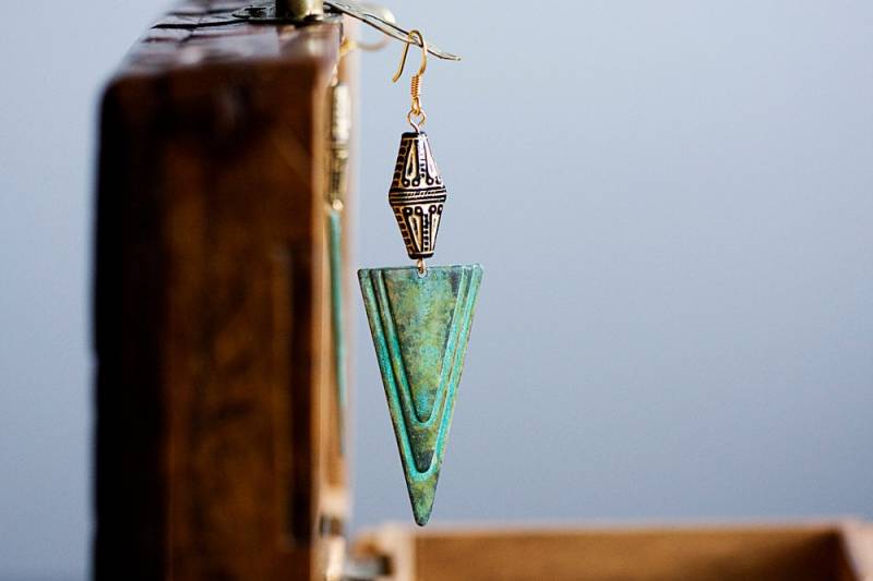 Verdigris Patina Dreieck Ohrringe - Art Deco Boho Anhänger E309 von SilentRoses