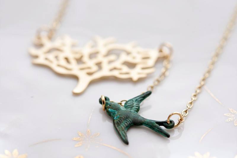 Patina Schwalbe Gold Baum Halskette Grün Fliegen Vogel Des Lebens - N145 von SilentRoses