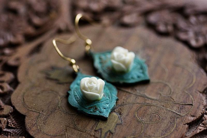 Rose Patina Ohrringe Verdigris Weiße Blumen Florale Grüne Boho Schmuck Valentinstag Geschenk - E327 von SilentRoses
