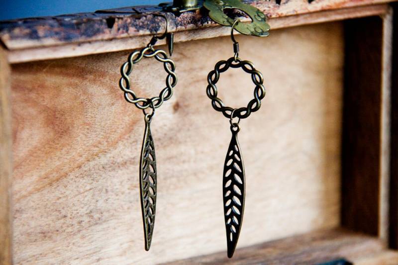 Runde Kreis Blatt Ohrringe Braun Antiqued Bronze Lange Twist Feder Erdton Schmuck - E298 von SilentRoses