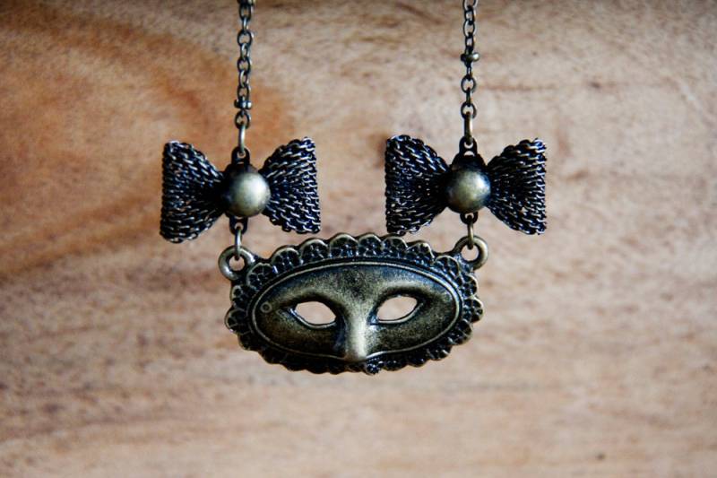 Bronze Maskerade Maske Halskette - Schleife Spitze Schmuck N333 von SilentRoses
