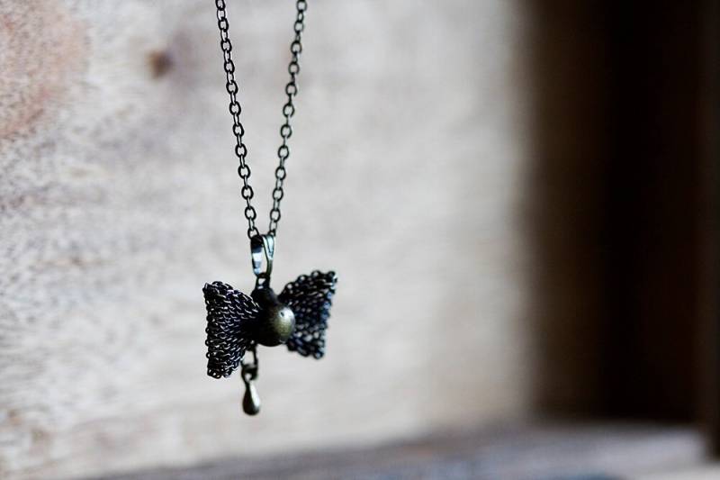 Filigrane Schwarze Schleife Halskette - Antiqued Bronze Lange Kette N284 von SilentRoses