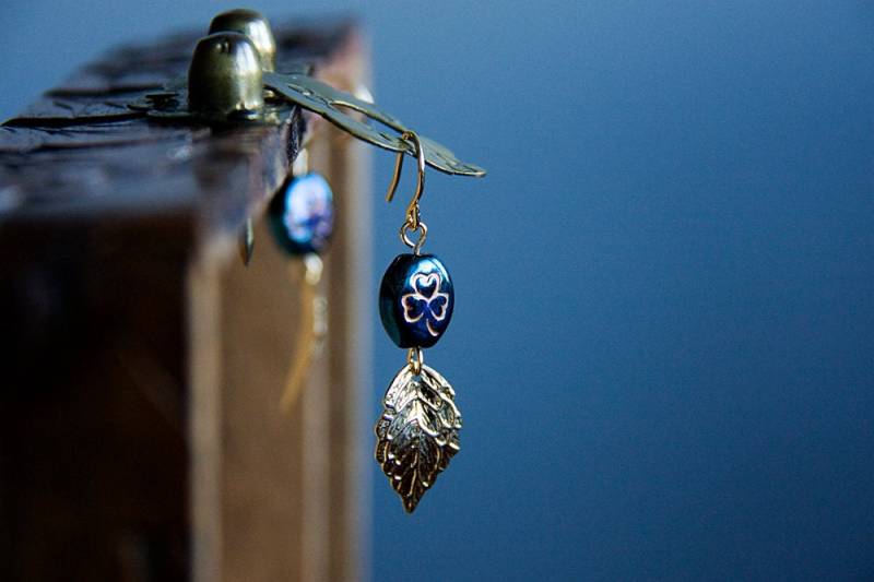 Blaugrüne Klee Perlen-Ohrringe - Blattgold Baumelnd, St. Patrick's Day E293 von SilentRoses