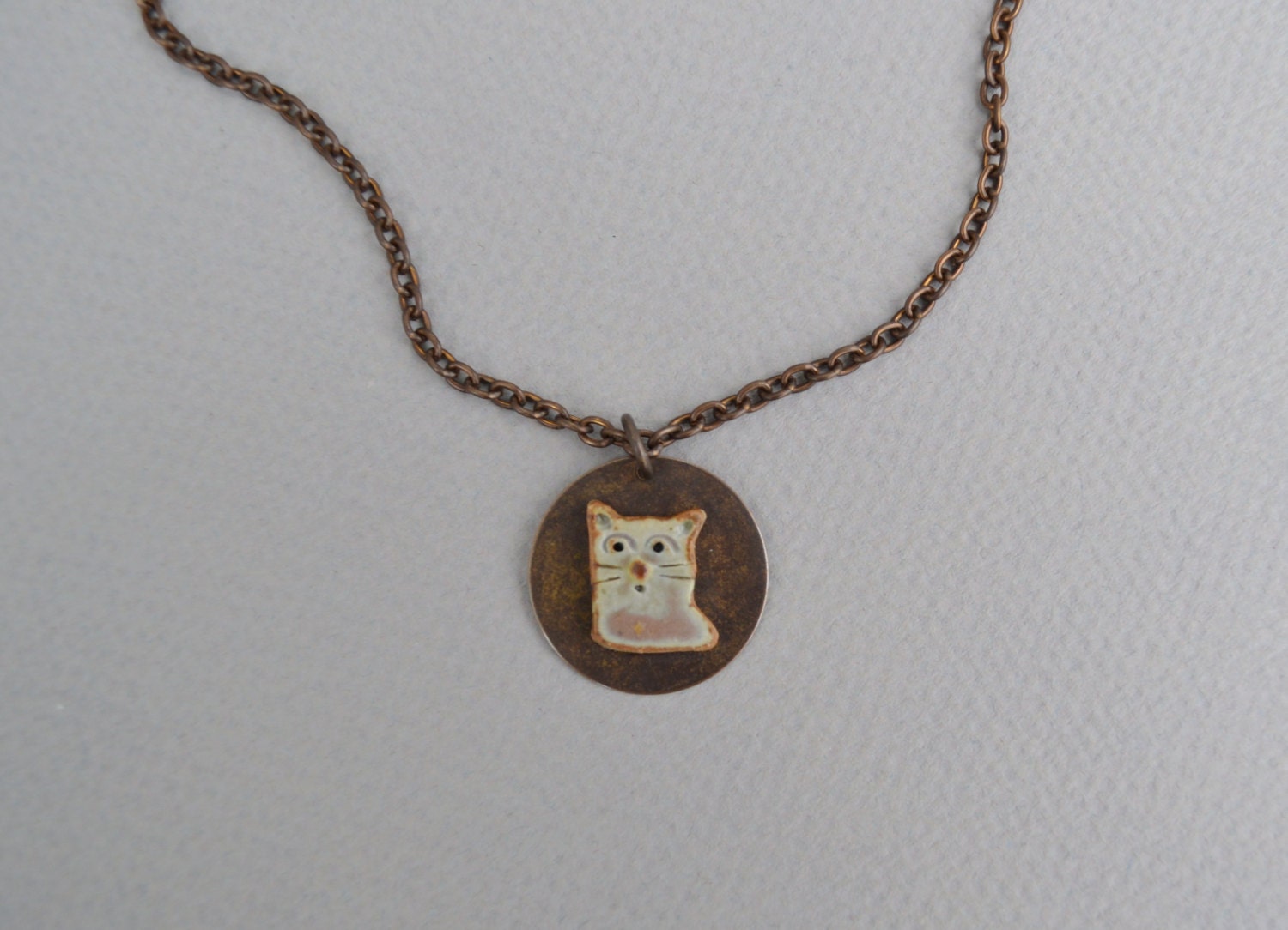 Halskette Mit Anhänger Kitty Katzengesicht Aus Steinzeug-Ton Halskette Mit Anhänger Kitty Katzengesicht Aus Steinzeug-Ton von SiliceousBits