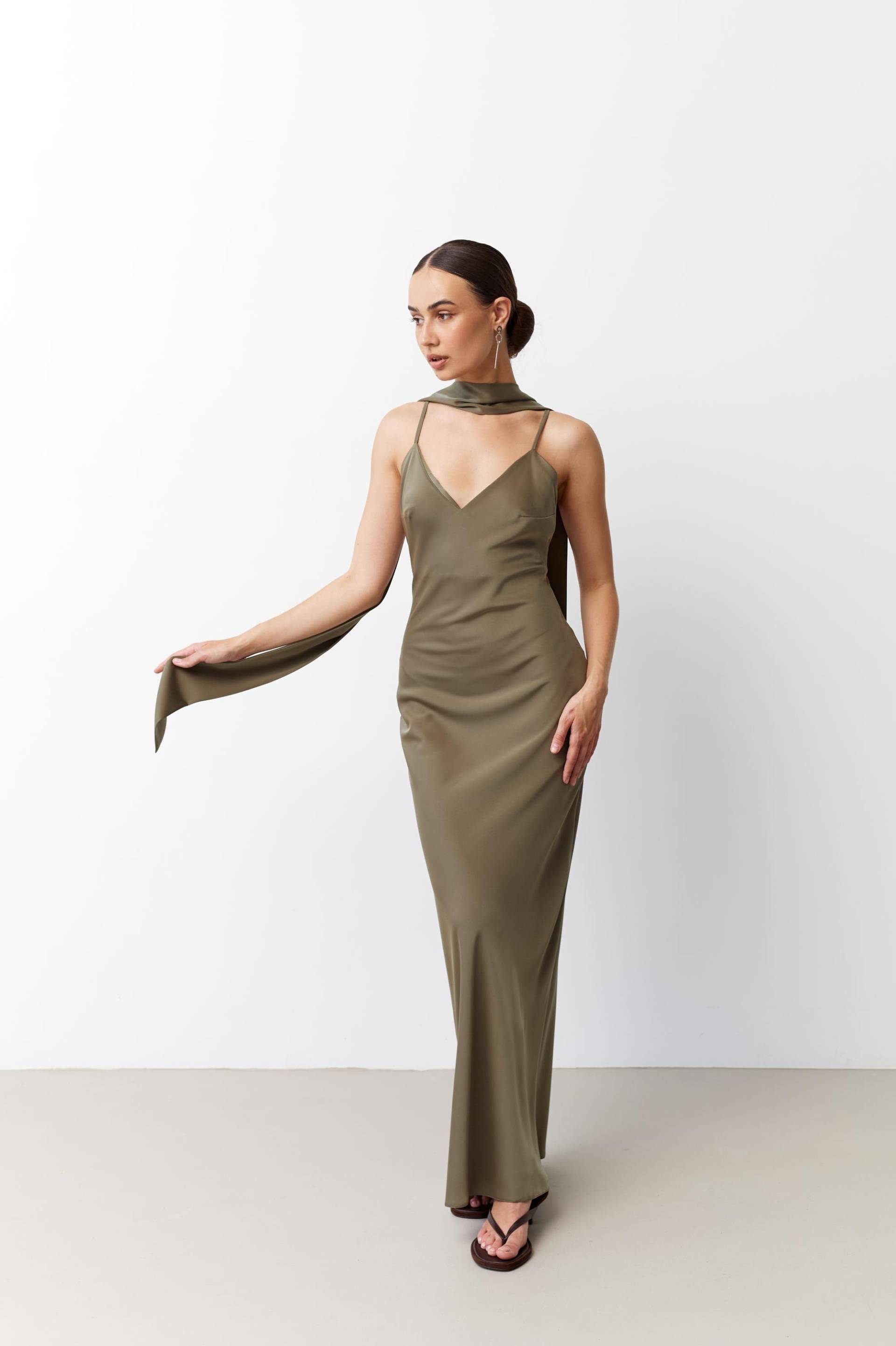 Blassolivfarbenes Kleid Satin-Unterkleid Mit Offenem Rücken Olivgrünes Brautjungfernkleid V-Ausschnitt Und Schal Hochzeitsgastkleid Lisa-Kleid von SilkGardenStefa