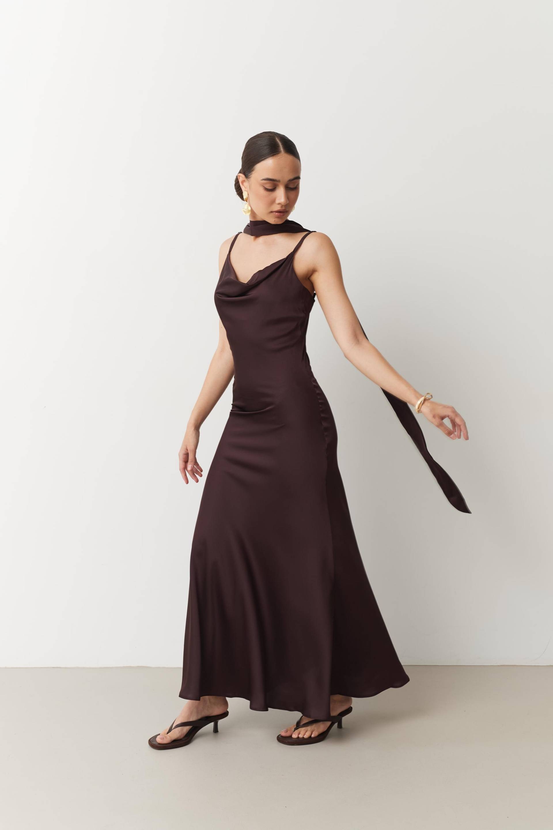 Satinkleider Hochzeitsgast-Outfit Semi-Formal Wear Frau Braunes Brautjungfernkleid Langes Satin-Abendkleid Kelly-Kleid von SilkGardenStefa