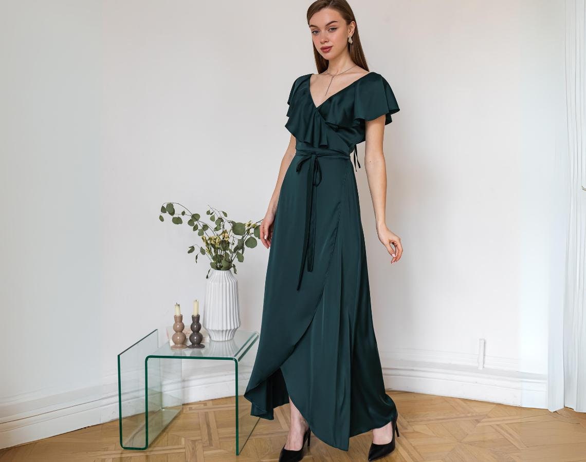 Smaragdgrünes Kleid Satingrünes Ballkleid Rüschen Anlasskleid Smaragdgrün Dunkelgrüne Brautjungfernkleider Megan von SilkGardenStefa