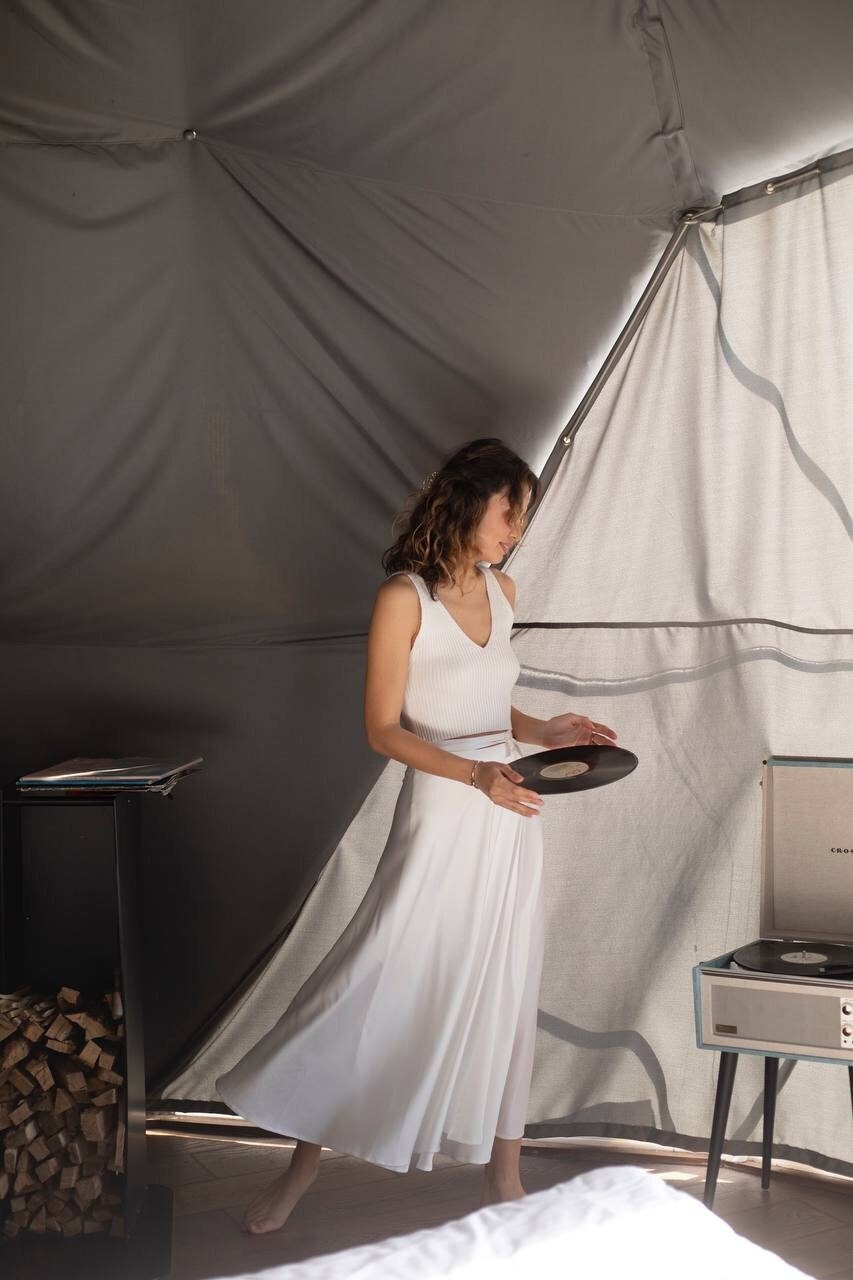 Weißer Langer Rock Seidiger Lässiger Weißer Schickes Outfit Alte Geldkleidung Satinrock Ausgestellter Wickelrock von SilkGardenStefa