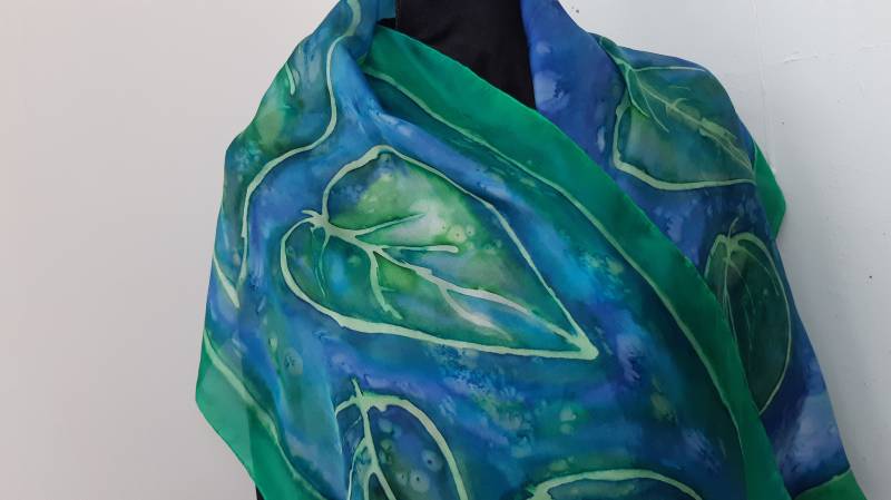 Blau Handbemalte Seidenschal. Royal Batik Art Schal. Hergestellt in Etsy.40x50 cm Unisex Blätter Handgemalter von SilkLetters