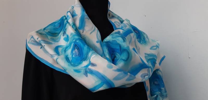 Blaue Rosen Handbemalter Seidenschal. Azurblau, Cyan Bemalter Schal. Echarpe En Soie Peint À La Main, 45 X 18 cm Geschenk Schal von SilkLetters