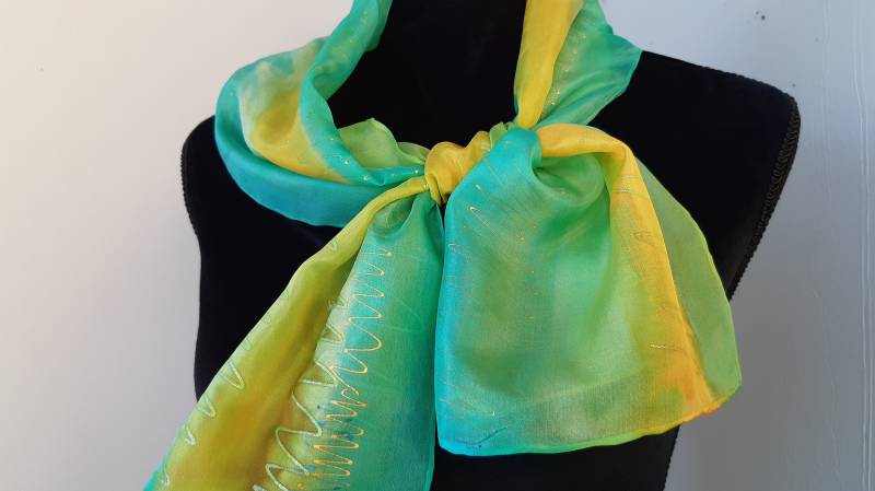 Handbemalter Seidenschal in Den Farben Grün Reseda, Limette, Zitrone 36x130 cm Schal. Geschenk Für Damen von SilkLetters