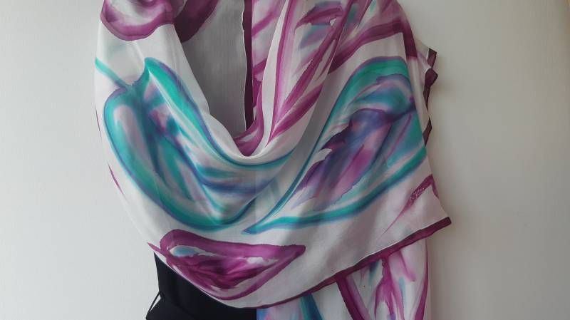Handbemaltes Seidentuch Für Damen. Blätter Handbemalt Weiß, Lila, Violett, Mint. Seidenschal 45 cm X 180 Weiß Und Lila Schulter Wrap von SilkLetters