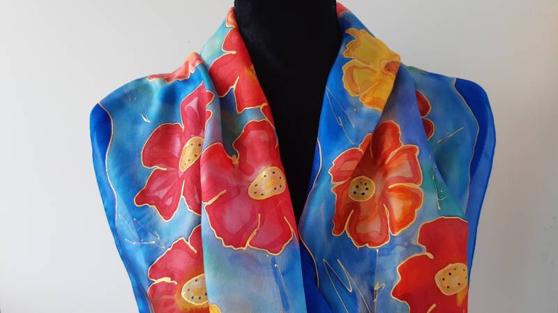 Handbemaltes Seidentuch Mit Roten Mohnblumen. Royal Blauer Designer Schal Tragbare Kunst. 36x130 cm Langer Schal. Ooak Blauer von SilkLetters