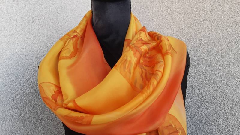 Wunderschöner 45x180 Seidenschal. Handbemalter Schal Aus Seide. Seidenkunst. Orange Und Gelbe Blätter Bemalt von SilkLetters
