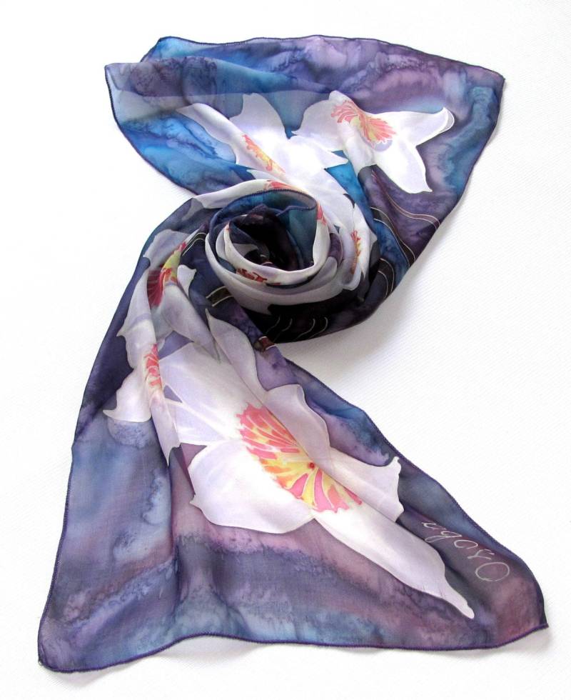Handbemalte Blaue Seidenschal, Narzisse Floral Halstuch von SilkMood