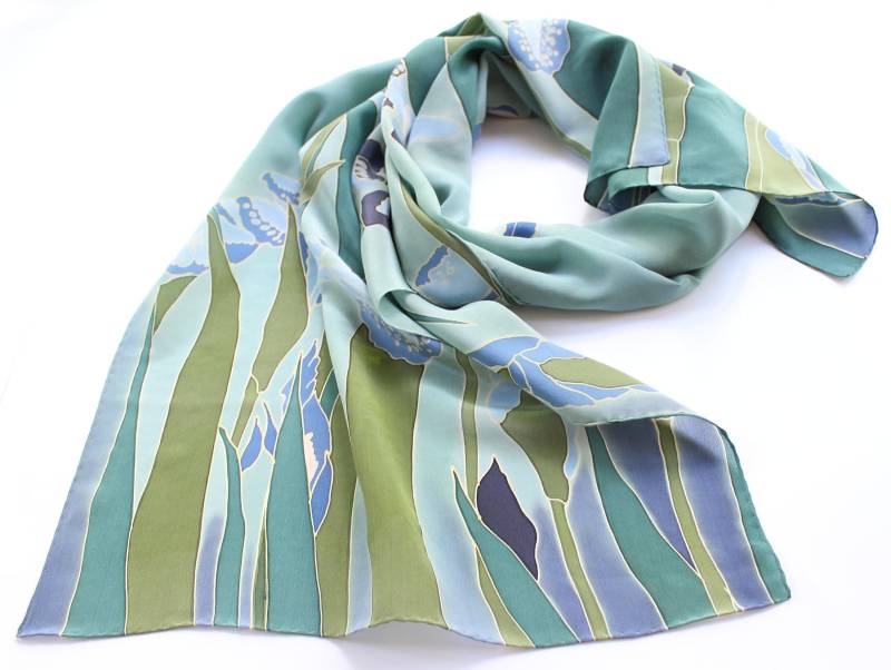 Handbemalt Iris Seidenschal, Hokusai Stil, Blau Grüner Schal von SilkMood