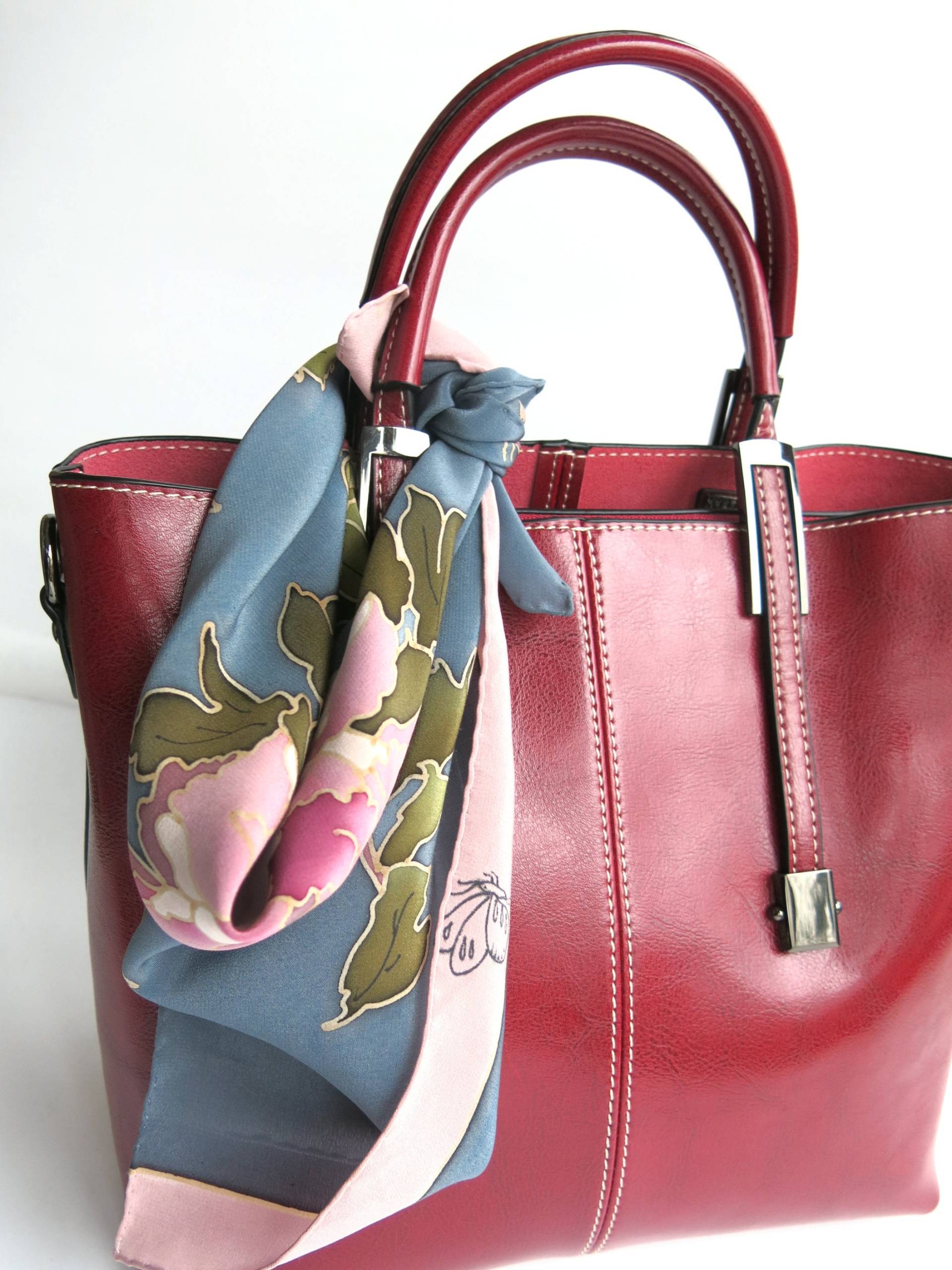 Handbemalter Seidenschal, Pfingstrosenblumen, Grau Handtaschenzubehör von SilkMood