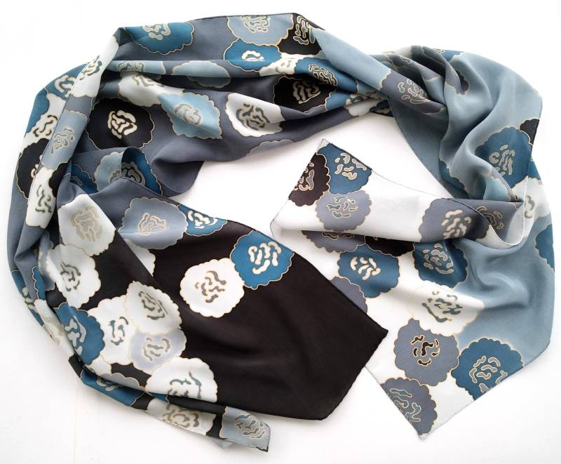 Handbemalter Seidenschal, Dark Floral Batik, Schwarz Grau Blau von SilkMood