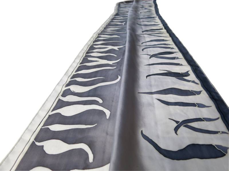 Handbemalter Seidenschal - Schwarz, Weiß & Silbergrau Batik von SilkMood