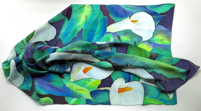 Handbemalter Seidenschal Calla-Blume, Blau & Grün von SilkMood