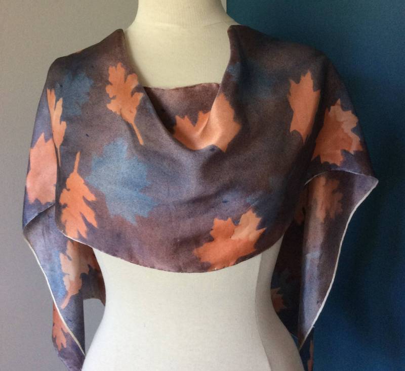 Schal Mit Blättern; Herbst Schal; Grauer Blätter-Schal; Blatt-Schal; Natur Geschenk Blatt Herbst-Schal von SilkNHoneyDesigns