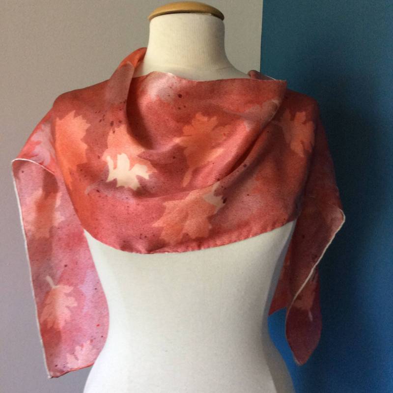 Schal Mit Blättern; Herbstschal; Roter Blattschal; Naturschal; Natur Geschenk Schal; Blatt Geschenkschal; Herbstschal von SilkNHoneyDesigns