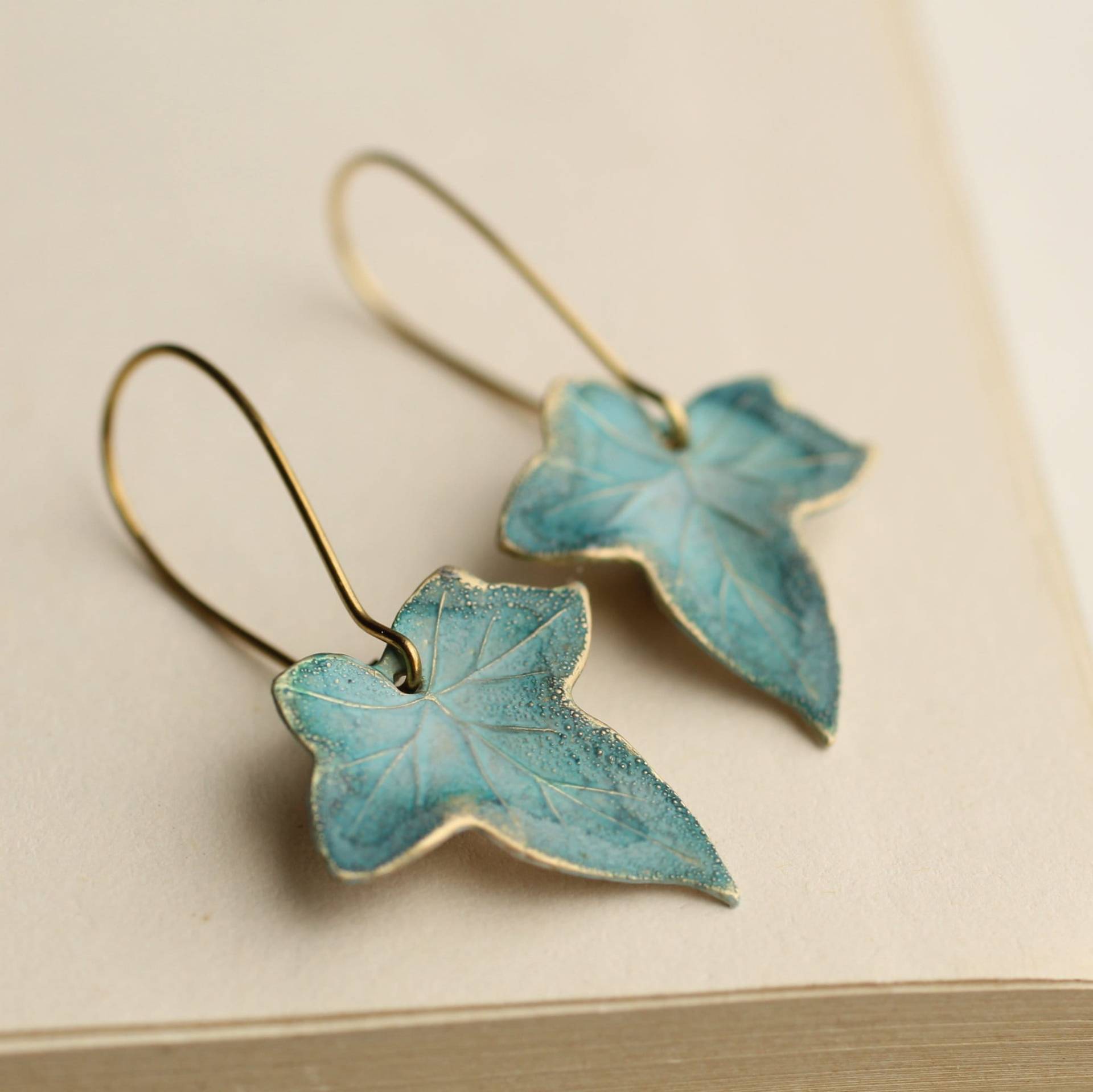 Blaue Blattohrringe Handbemalte Jugendstil Schmuckstücke von SilkPurseSowsEar