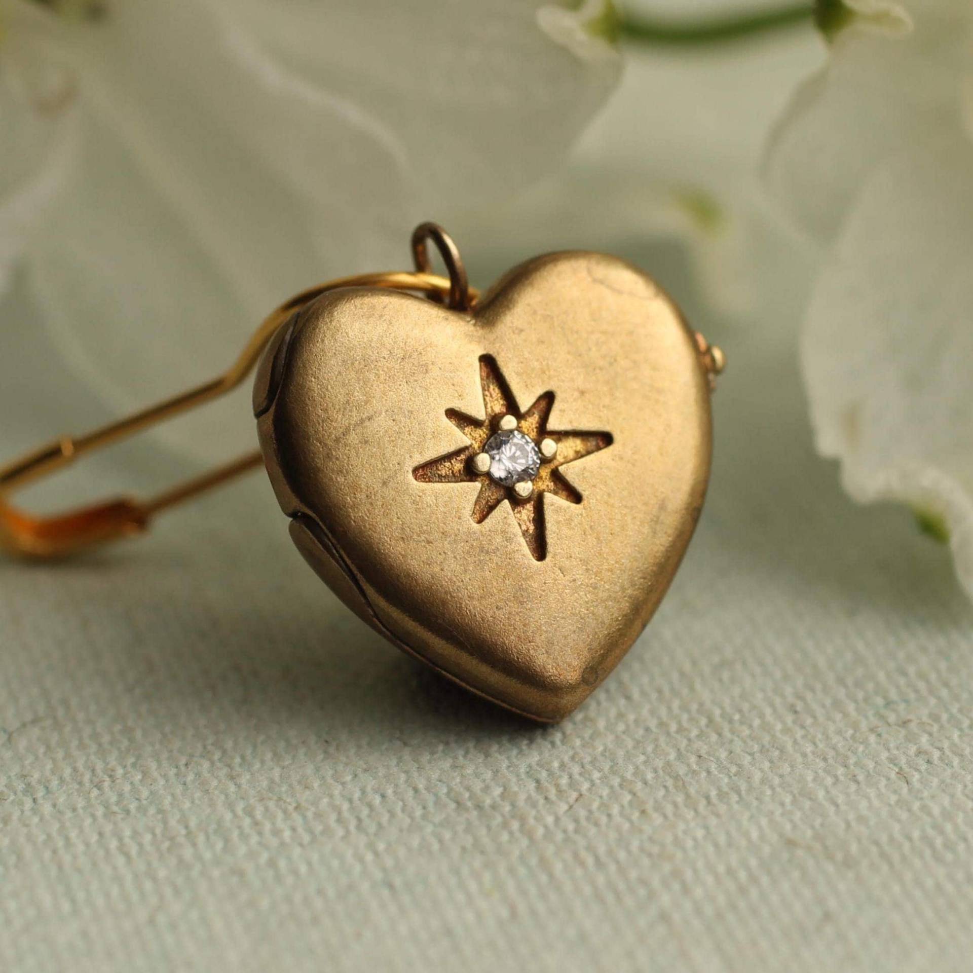 Braut Medaillon Blumenstrauß Charme Pin Personalisierte Gold Herz Mit Fotos, Lkgp-322 Braut Medaillon Blumenstrauß Charme Pin Personalisierte Gold Herz Mit Fotos, Lkgp-322 von SilkPurseSowsEar