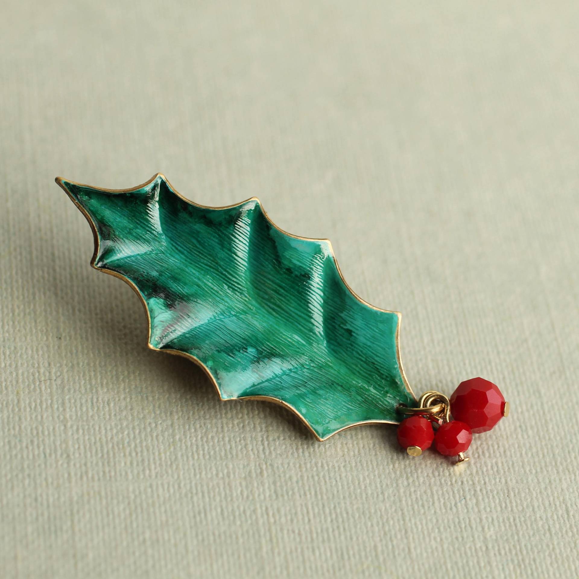 Brosche Mit Holly Blatt Pin Festlicher, Handemaillierter Weihnachtsschmuck Brosche Mit Holly Blatt Pin Festlicher, Handemaillierter Weihnachtsschmuck von SilkPurseSowsEar