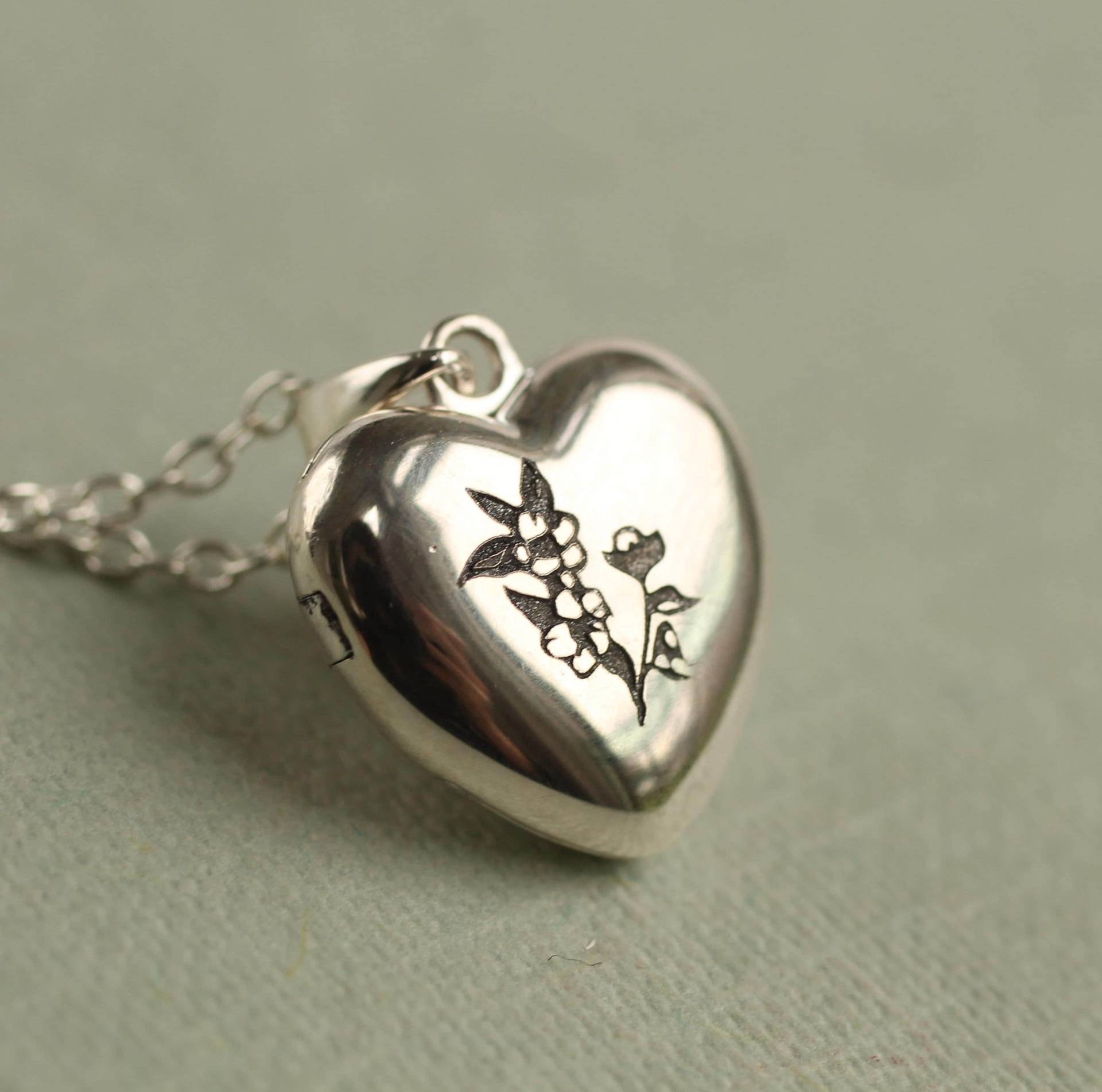 Echtsilber Herz Medaillon Halskette, Geburt Blume Personalisierte Mit Fotos, Echtes Silber, 30 Geburtstagsgeschenk Für Schwester Echtsilber Herz Medaillon Halskette, Geburt Blume Personalisierte Mit Fotos, Echtes Silber, 30 Geburtstagsgeschenk Für Schwester von SilkPurseSowsEar