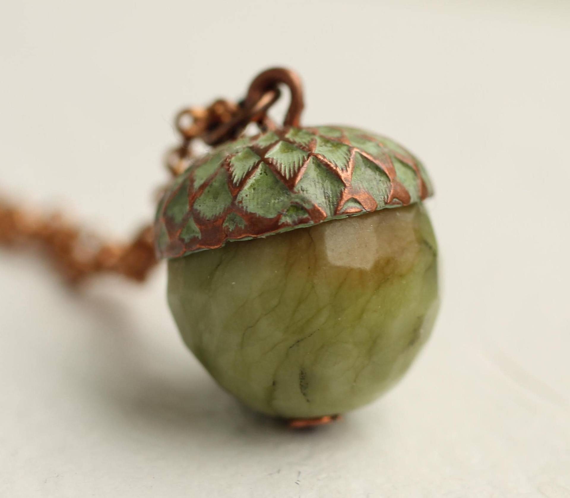 Eichel Olivgrün Antikes Kupfer, Jade Edelstein Anhänger, Herbst Schmuck Für Den Eichel Olivgrün Antikes Kupfer, Jade Edelstein Anhänger, Herbst Schmuck Für Den von SilkPurseSowsEar